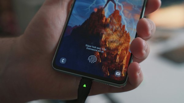 Comment choisir un bon chargeur rapide pour des appareils mobiles en déplacement?